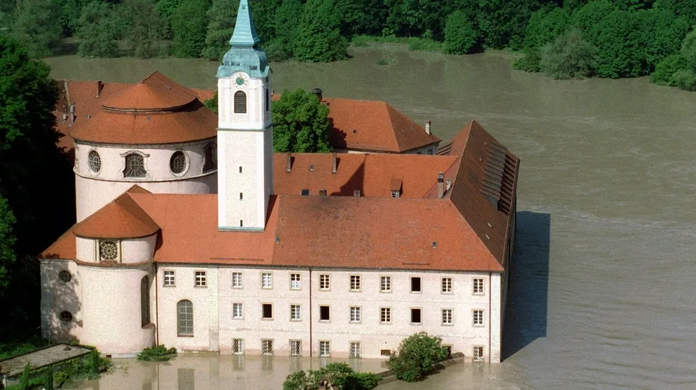 Kloster Weltenburg vom Donauhochwasser 1999 umschlossen, Wasser steht bis an die Klostermauern